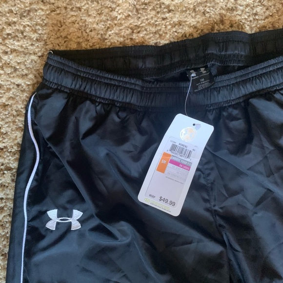 NWT Women’s UnderArmour Black pants - Picture 3 of 3